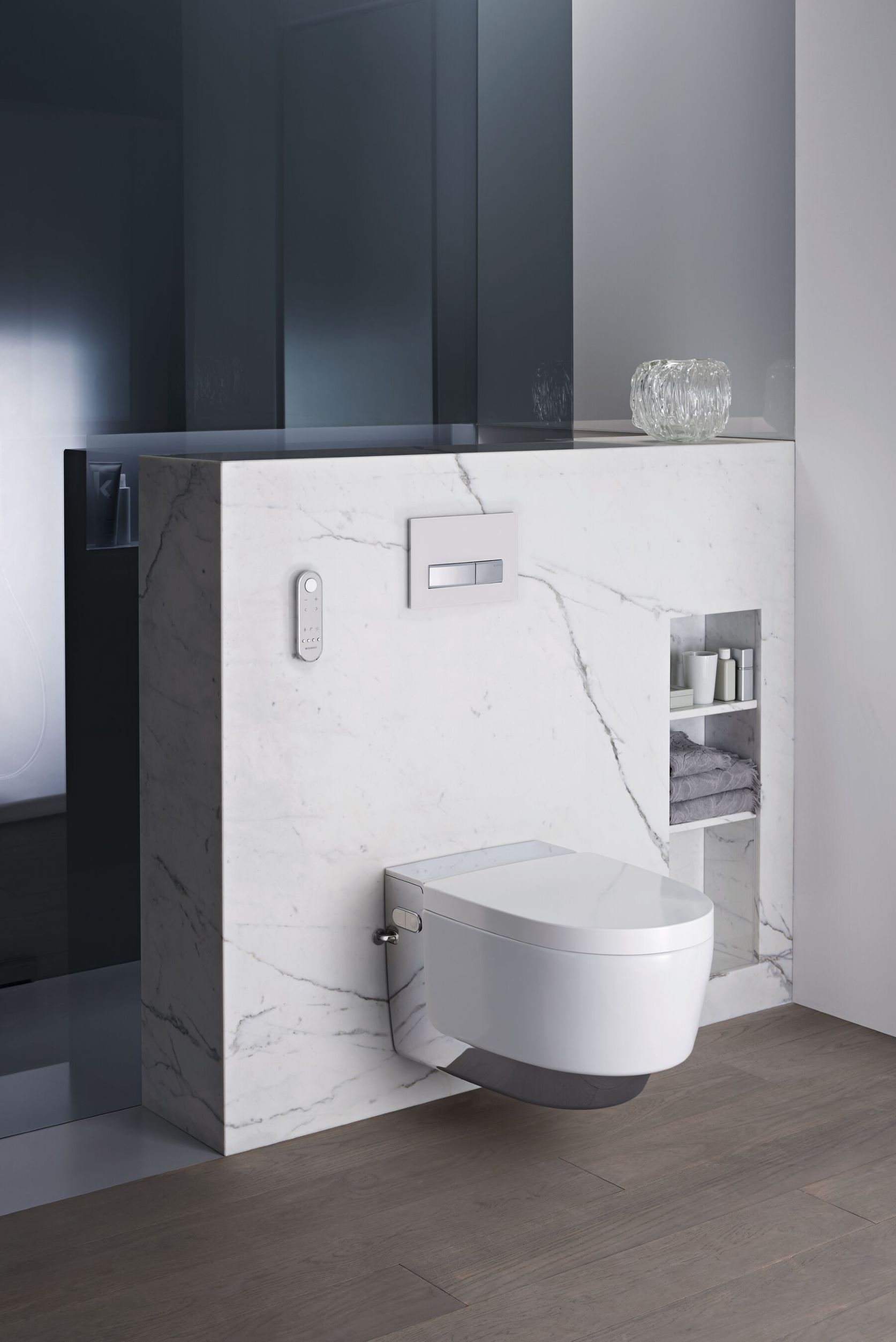 2015 Bathroom 06 L AquaClean Mera chrome.tif_geberit_dam-media-large